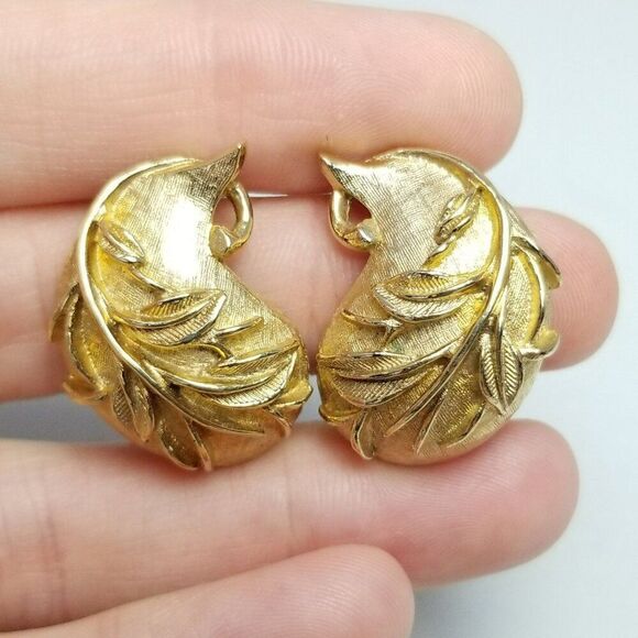 Vintage Sarah Coventry Leaf Shape Clip On Earrings, Gold Tone, Signed Estate - Picture 1 of 7
